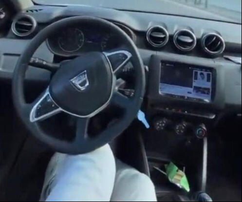 İzmir'de direksiyonu dizi ile kontrol ederken makas atan sürücünün görüntüleri olay oldu İzmir'de direksiyonu dizi ile kontrol ederken makas atan sürücünün görüntüleri olay oldu - 1. Resim