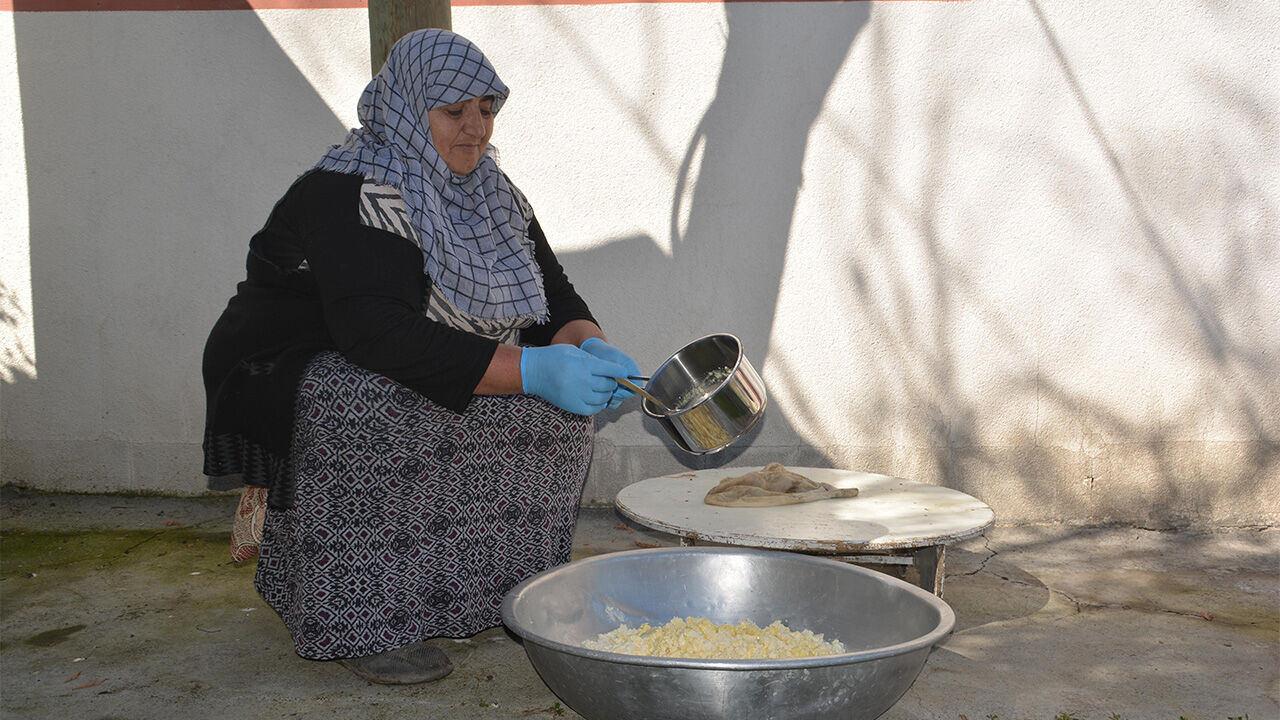 Sarıkamış'ta üretilen 'karın kaymağı peyniri' işkembeye dolduruluyor! - 1. Resim