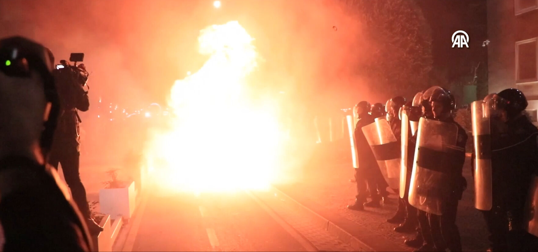 Arnavutluk'ta sokaklar karıştı! Başkent Tiran yangın yeri Arnavutluk'ta sokaklar karıştı! Başkent Tiran yangın yeri - 1. Resim
