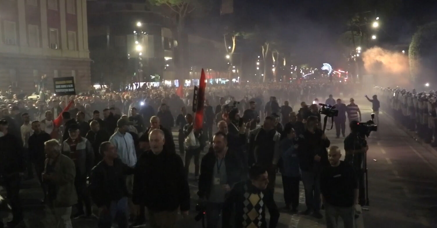 Arnavutluk'ta sokaklar karıştı! Başkent Tiran yangın yeri Arnavutluk'ta sokaklar karıştı! Başkent Tiran yangın yeri - 3. Resim