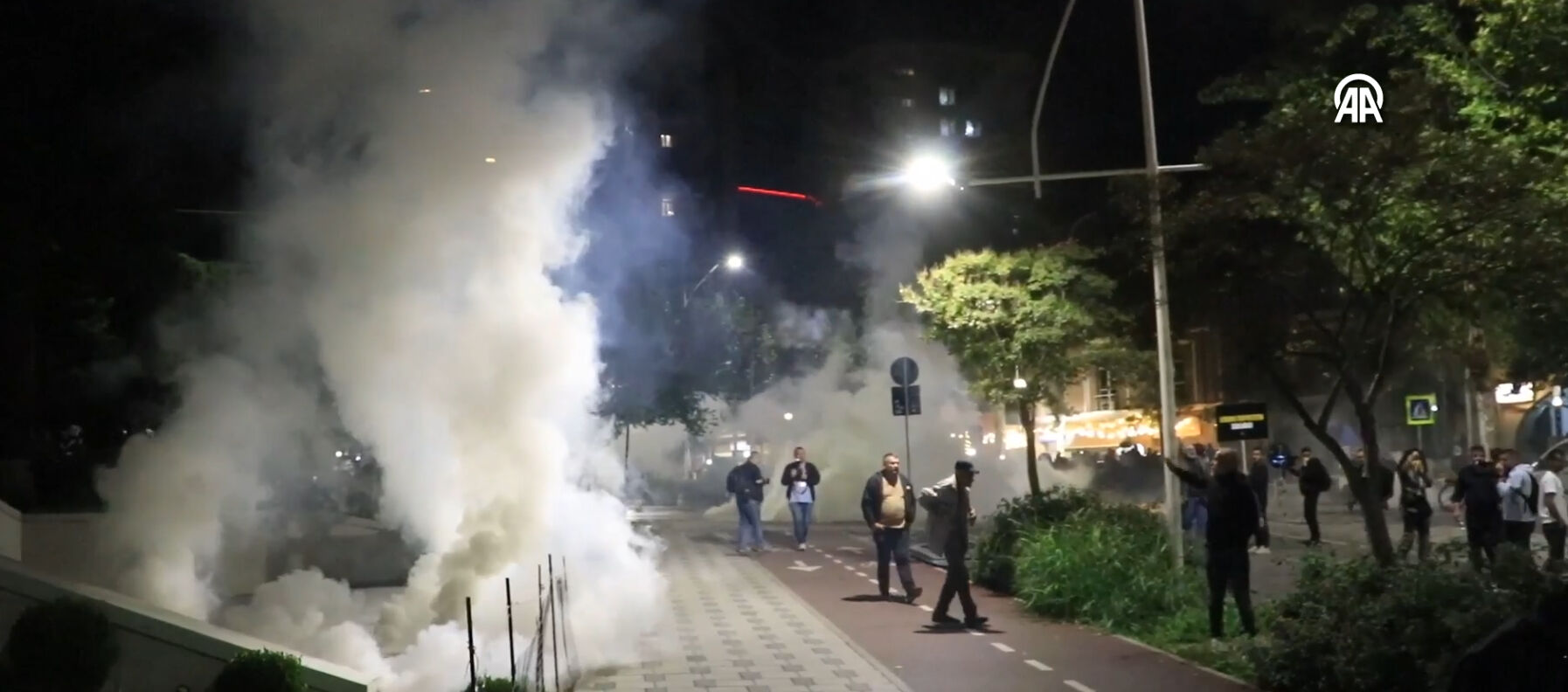 Arnavutluk'ta sokaklar karıştı! Başkent Tiran yangın yeri Arnavutluk'ta sokaklar karıştı! Başkent Tiran yangın yeri - 2. Resim