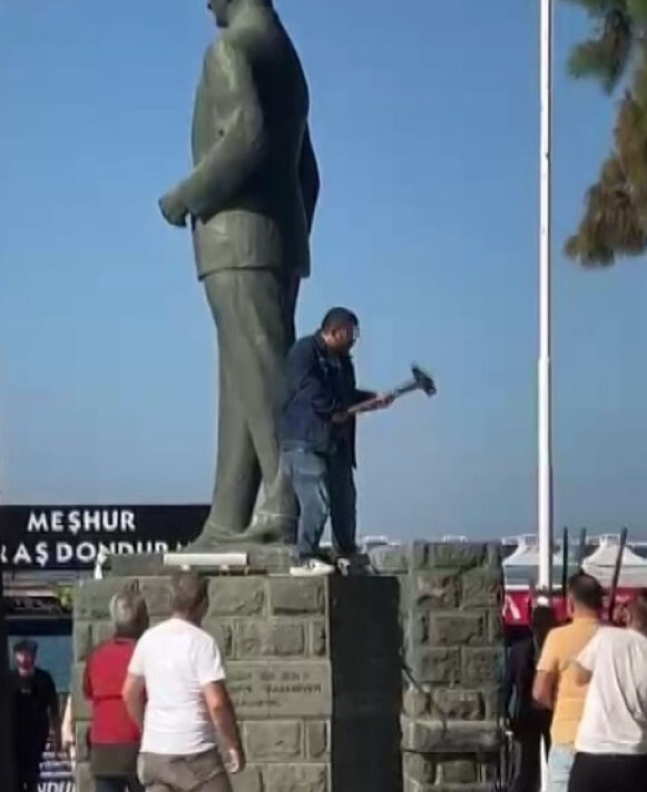 Atatürk anıtına balyozla çıkan zihinsel engelli şahıs, esnafın hışmına uğradı Atatürk anıtına balyozla çıkan zihinsel engelli şahıs, esnafın hışmına uğradı - 2. Resim