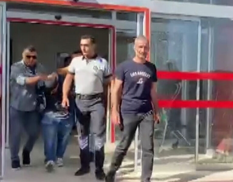 Atatürk anıtına balyozla çıkan zihinsel engelli şahıs, esnafın hışmına uğradı Atatürk anıtına balyozla çıkan zihinsel engelli şahıs, esnafın hışmına uğradı - 1. Resim