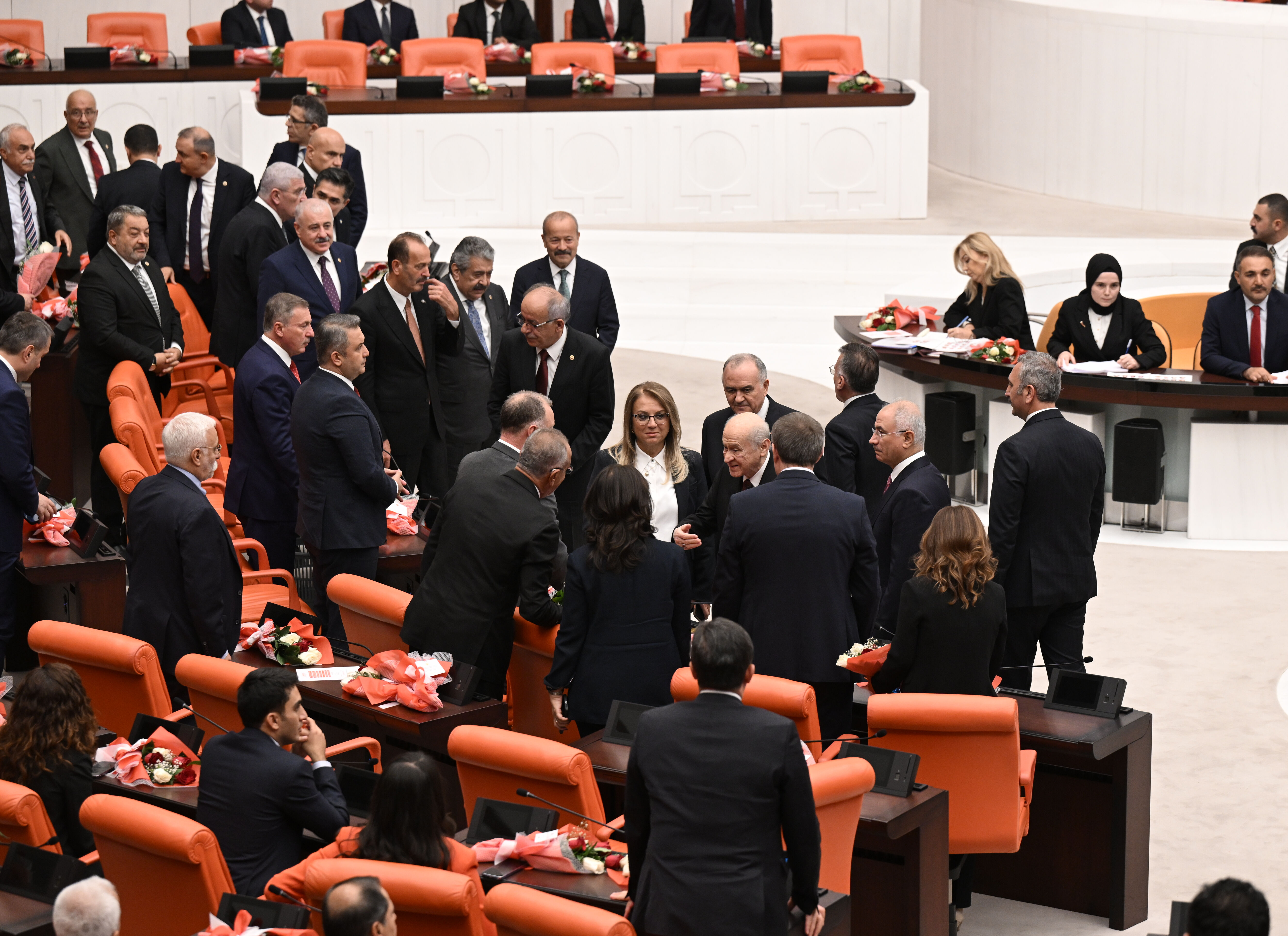 Bahçeli yanlarına gidip tokalaşmıştı! DEM Parti'den 