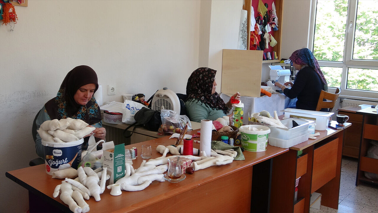 Bez bebek uzmanı oldu, ödül aldı! Isparta'daki geri dönüşüm başarısına Bakanlık destek verdi - 2. Resim