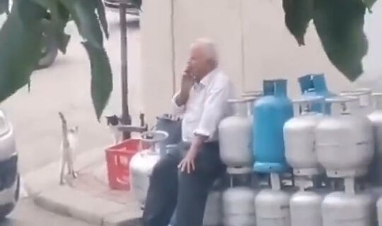 Denizli'de mutfak tüplerinin üstüne oturup sigara içen adamın rahatlığı şaşkına çevirdi - 2. Resim