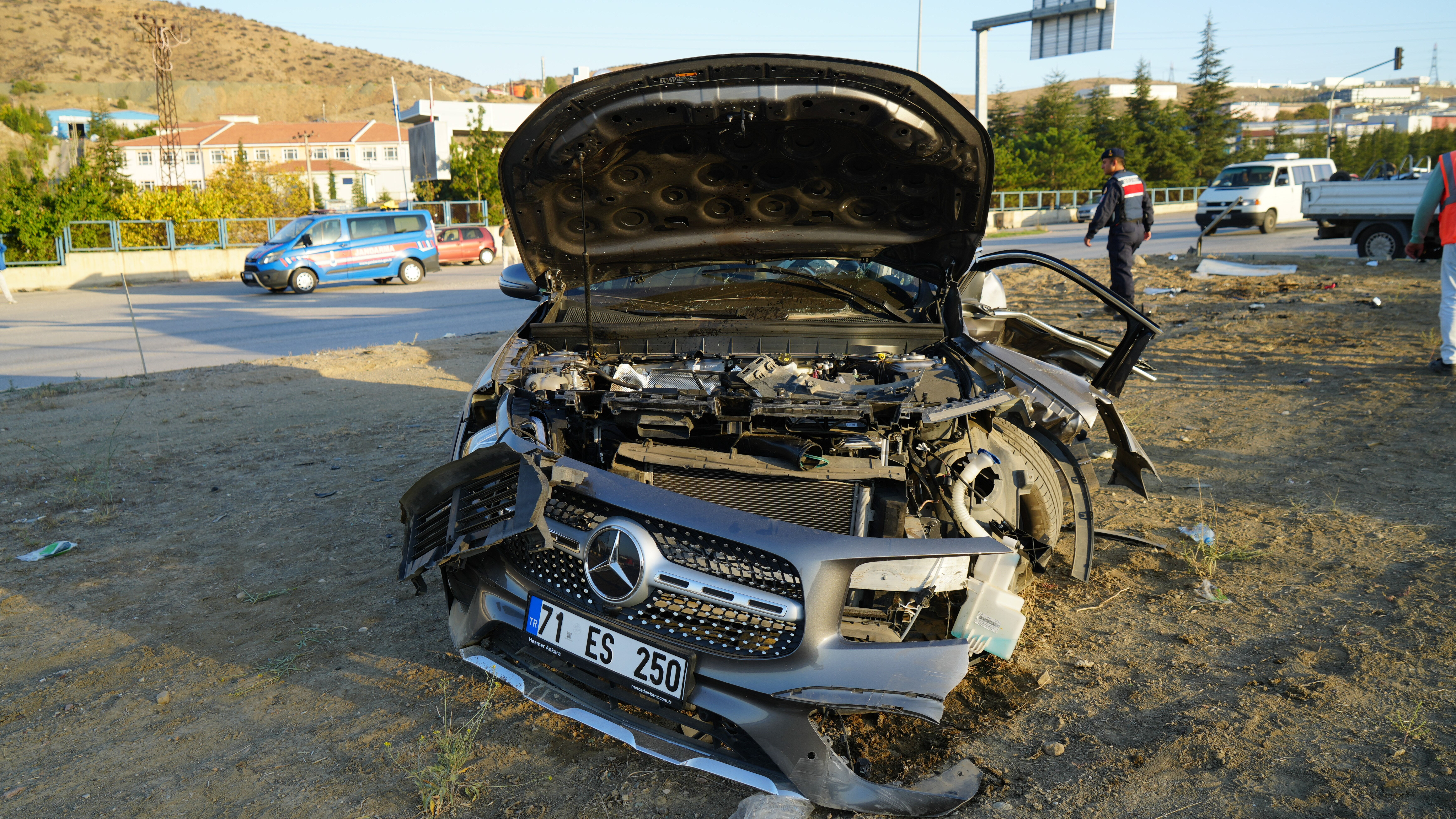 Hafif ticari araçla çarpışan lüks otomobil hurdaya döndü! Sürücüsü hayatını kaybetti - 1. Resim