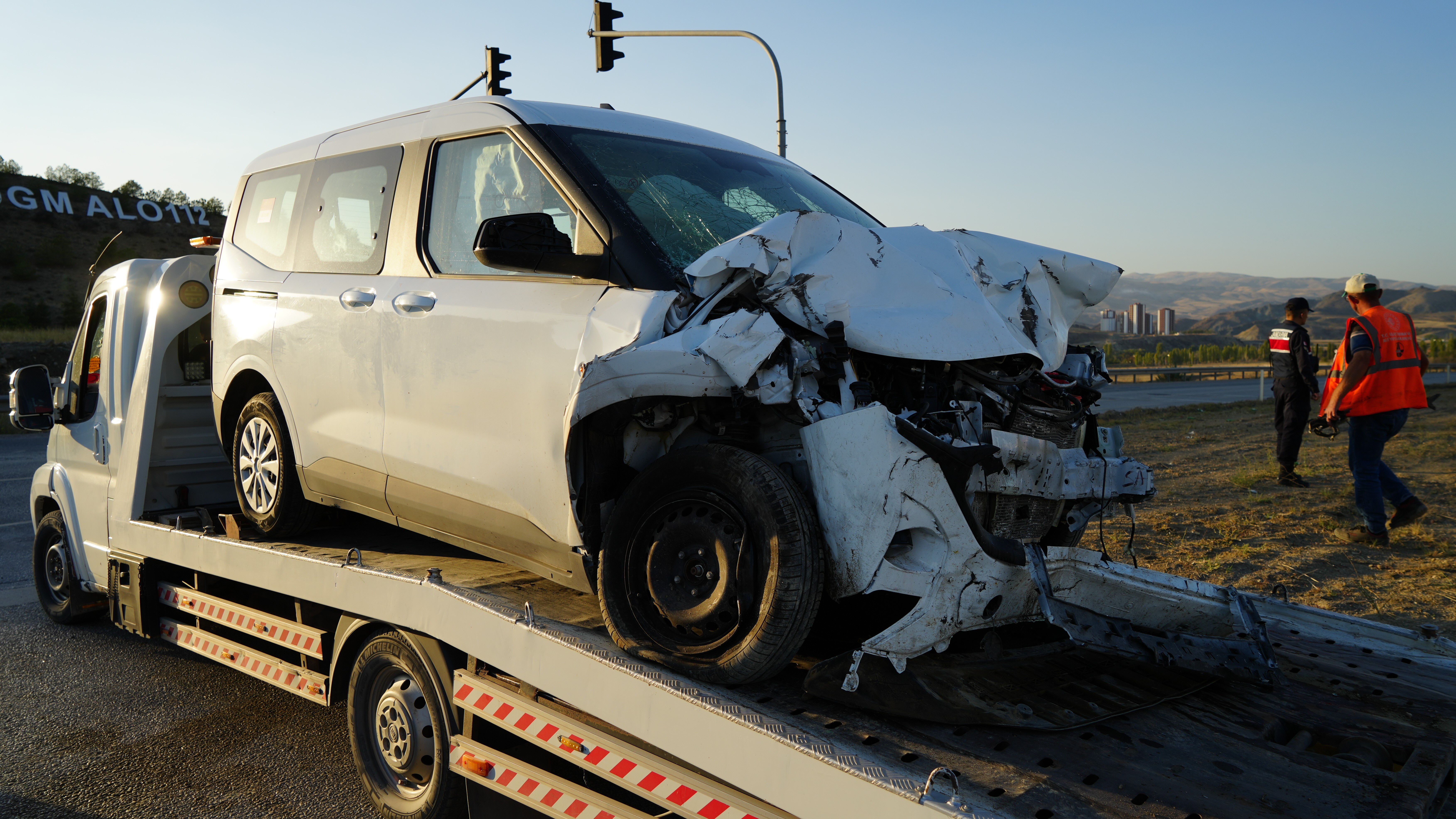 Hafif ticari araçla çarpışan lüks otomobil hurdaya döndü! Sürücüsü hayatını kaybetti - 2. Resim