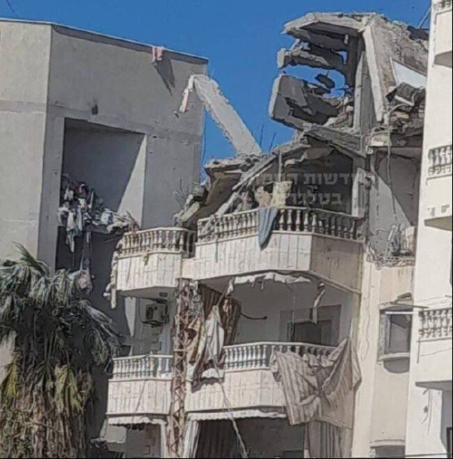 Hizbullah, Lübnan'dan İsrail'in Hayfa kentine füzeli saldırı düzenledi! Bir ev vuruldu, araçlar hasar gördü Hizbullah, Lübnan'dan İsrail'in Hayfa kentine füzeli saldırı düzenledi! Bir ev vuruldu, araçlar hasar gördü - 1. Resim