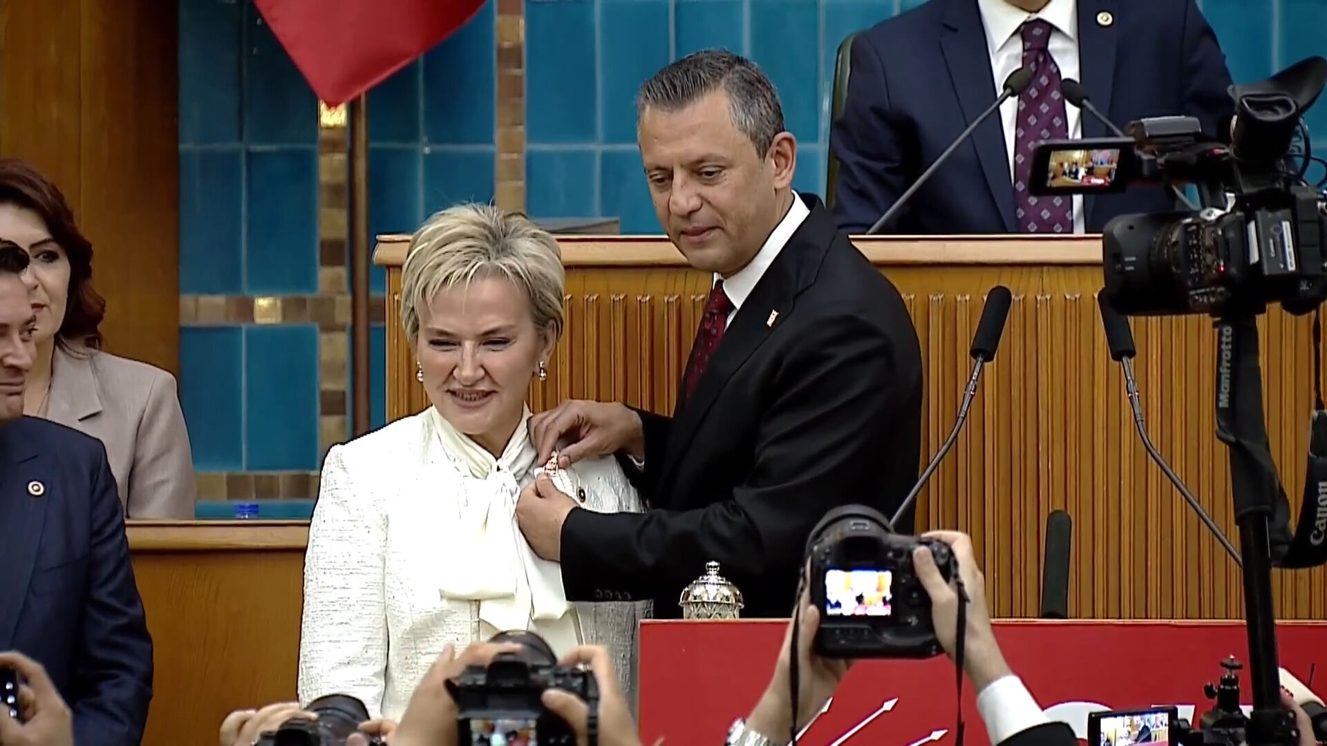 İyi Parti'den istifa eden Nimet Özdemir CHP'ye geçti İyi Parti'den istifa eden Nimet Özdemir CHP'ye geçti - 1. Resim