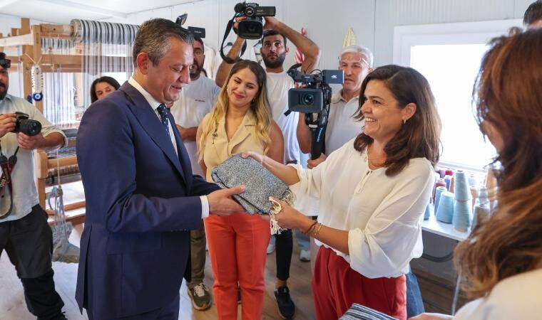 Mustafa Sandal, Özgür Özel'in o pozunu görünce sinirlendi! Yaptığı paylaşımla tepki gösterdi Mustafa Sandal, Özgür Özel'in o pozunu görünce sinirlendi! Yaptığı paylaşımla tepki gösterdi - 2. Resim