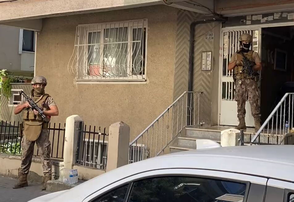 Özel Harekat polisi Avcılar Denizköşkler'de 2 kişiyi gözaltına aldı Özel Harekat polisi Avcılar Denizköşkler'de 2 kişiyi gözaltına aldı - 2. Resim