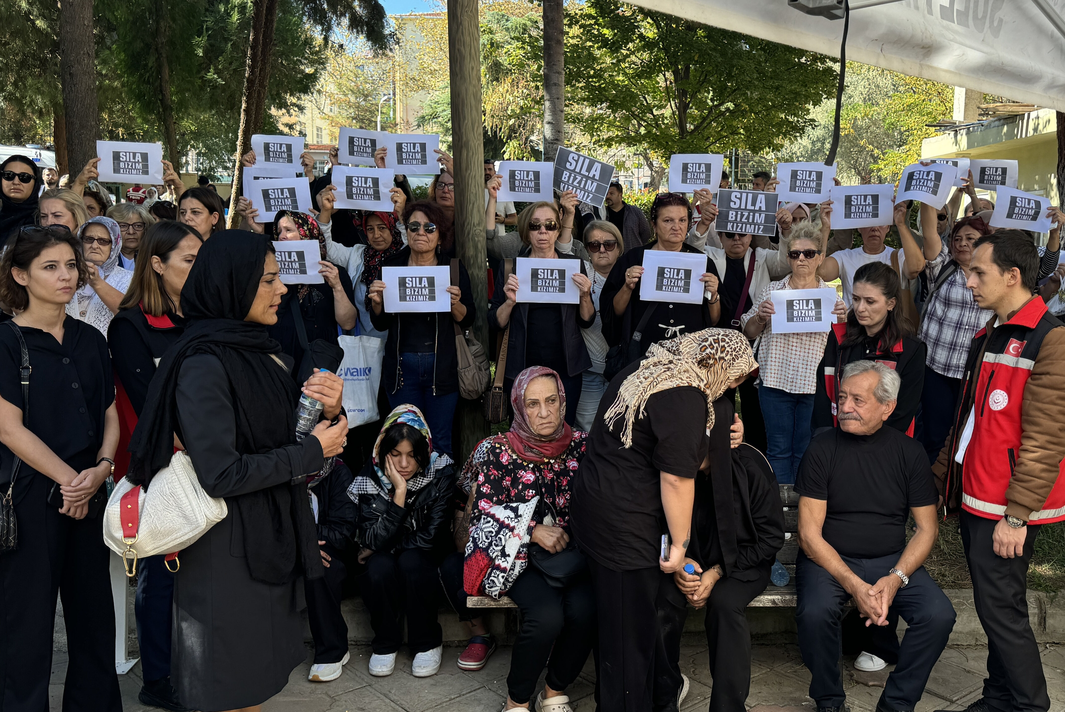 Sıla Bebek'in teyzesinden yürek yakan sözler! Anne için 'kanı bozuk' diyerek müebbet istedi Sıla bebek son yolcuğuna uğurlandı! "Bizleri affet, seni koruyamadık" - 4. Resim