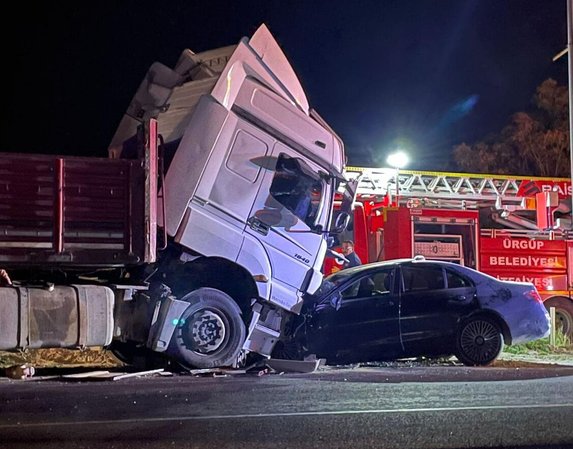 Tırla otomobil kafa kafaya çarpıştı! Sürücü feci şekilde can verdi Tırla otomobil kafa kafaya çarpıştı! Sürücü feci şekilde can verdi - 1. Resim