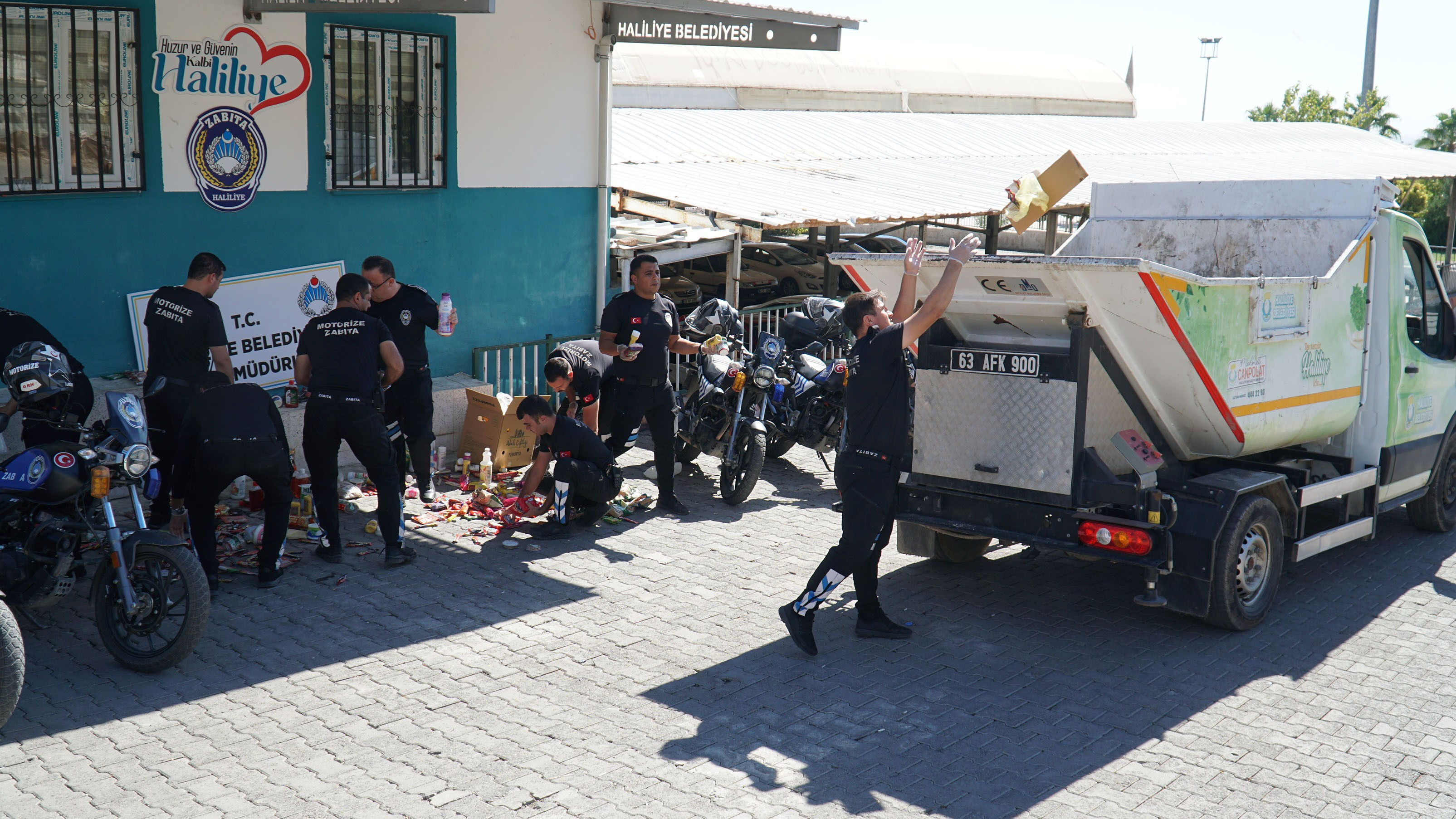 Vatandaşa yedireceklerdi! Son kullanma tarihi geçmiş yüzlerce ürün imha edildi - 1. Resim