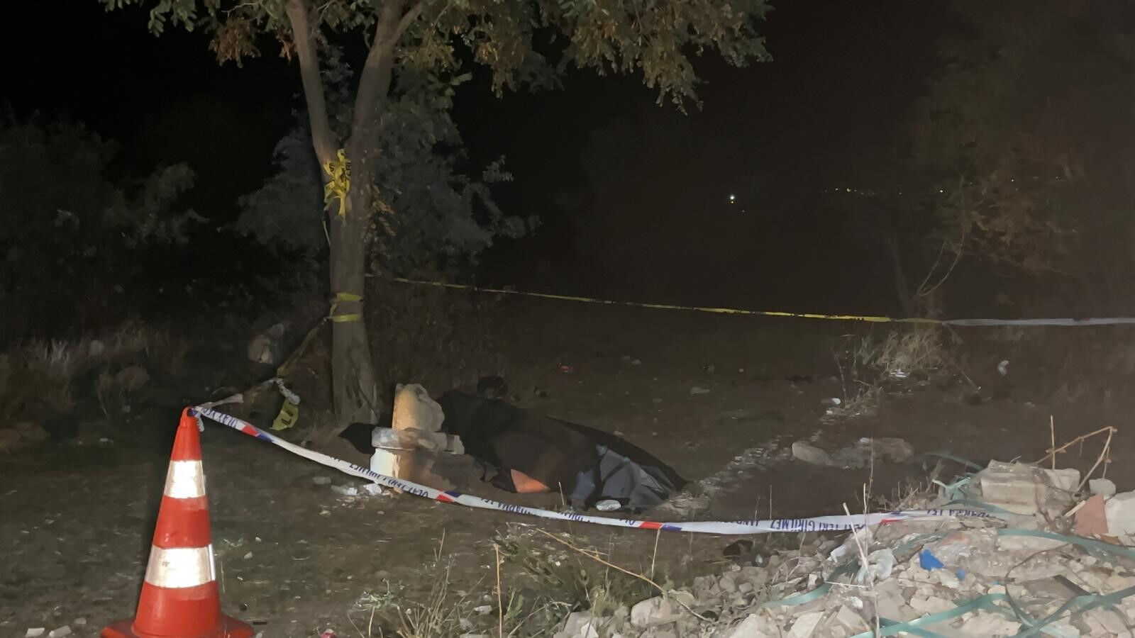 Yakınlarını görüntülü arayarak intihar etti! Telefonu sabitleyerek kendini ağaca astı Yakınlarını görüntülü arayarak intihar etti! Telefonu sabitleyerek kendini ağaca astı - 2. Resim