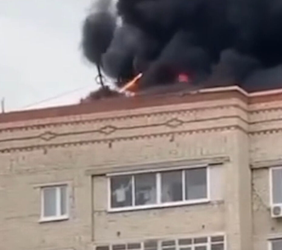 Bulunduğu bina yanarken, kadın camlarını sildi! O anlar kameraya böyle yansıdı - 1. Resim