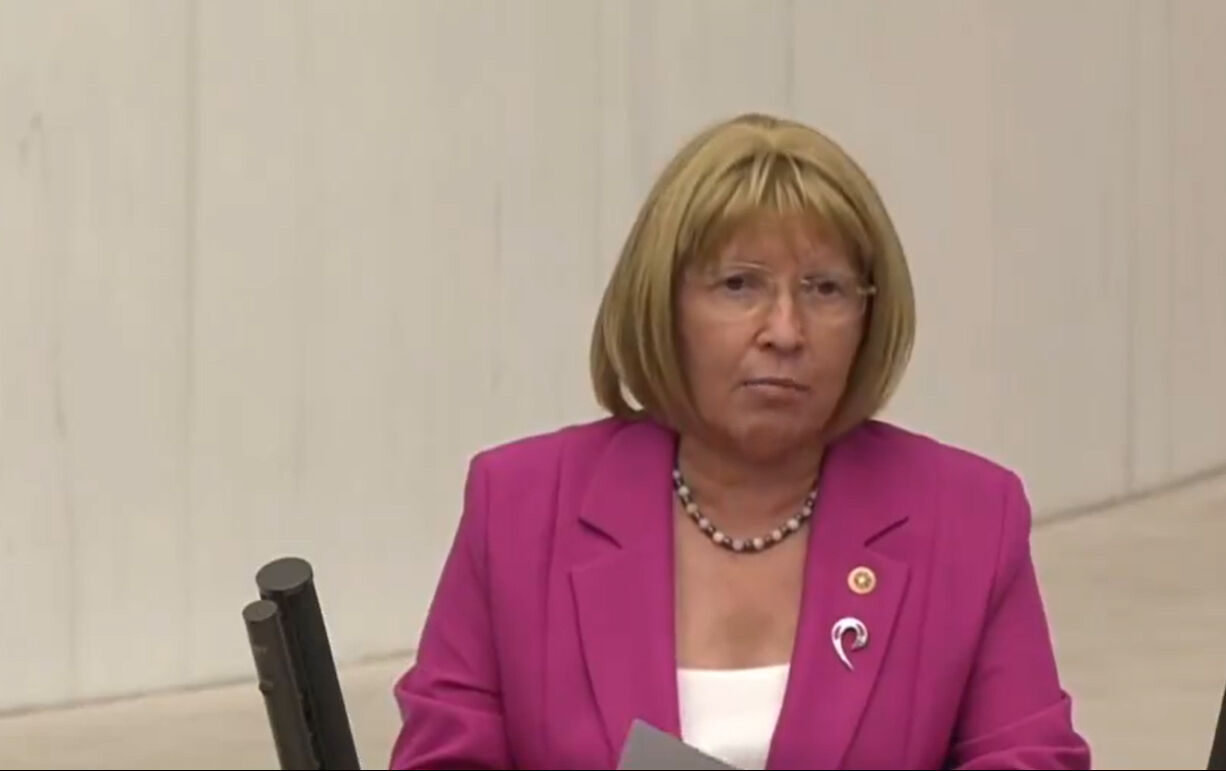 CHP'li Nurten Yontar Meclis'te peruğunu çıkardı! Milletvekilleri ayakta alkışladı CHP'li Nurten Yontar Meclis'te peruğunu çıkardı! Milletvekilleri ayakta alkışladı - 1. Resim