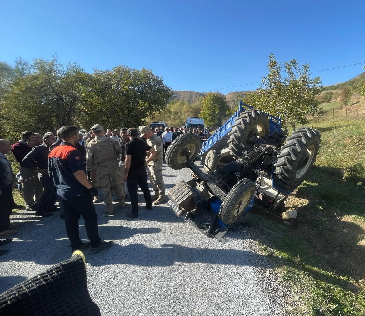 Devrilen traktörün altında kaldı, feci şekilde can verdi - 1. Resim