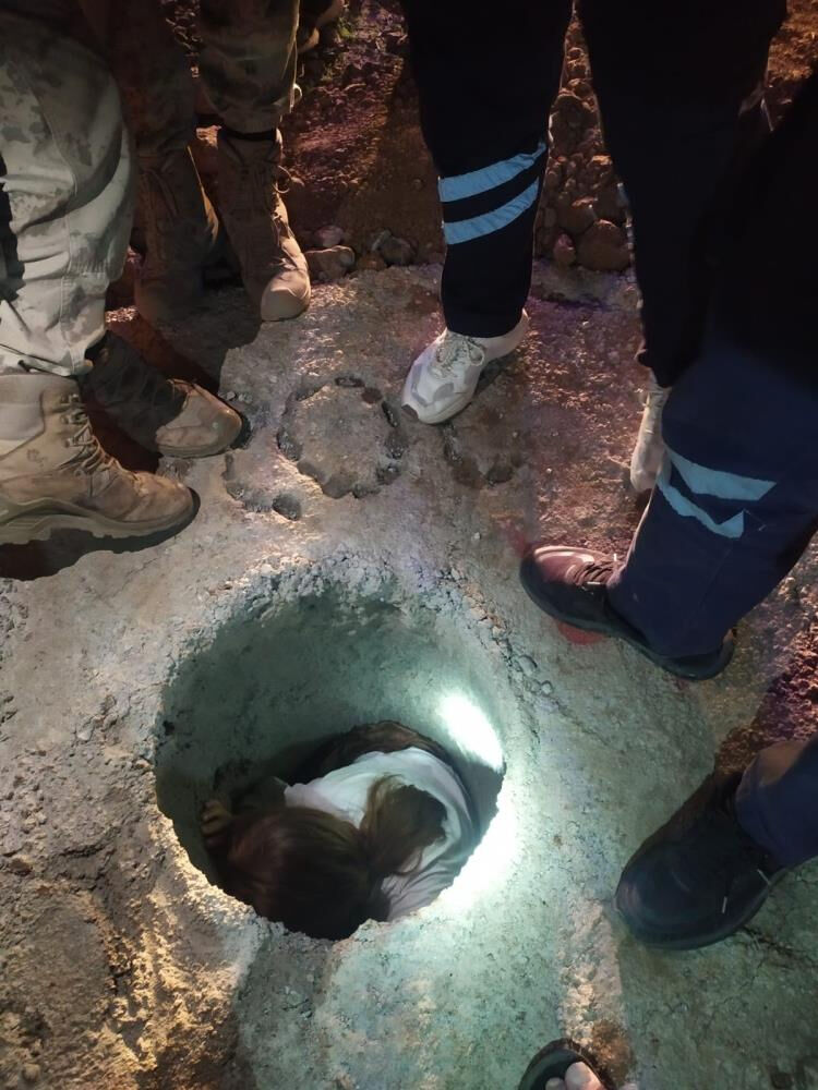 Diyarbakır'da sıcak saatler! Çukurdan çocuk çıktı - 1. Resim