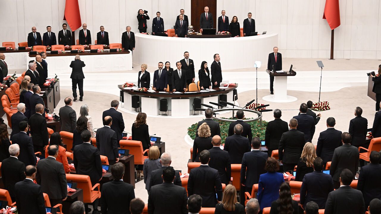 Erdoğan'ı ayakta karşılamışlardı! Özgür Özel'den eleştirilere  Erdoğan'ı ayakta karşılamışlardı! Özgür Özel'den eleştirilere