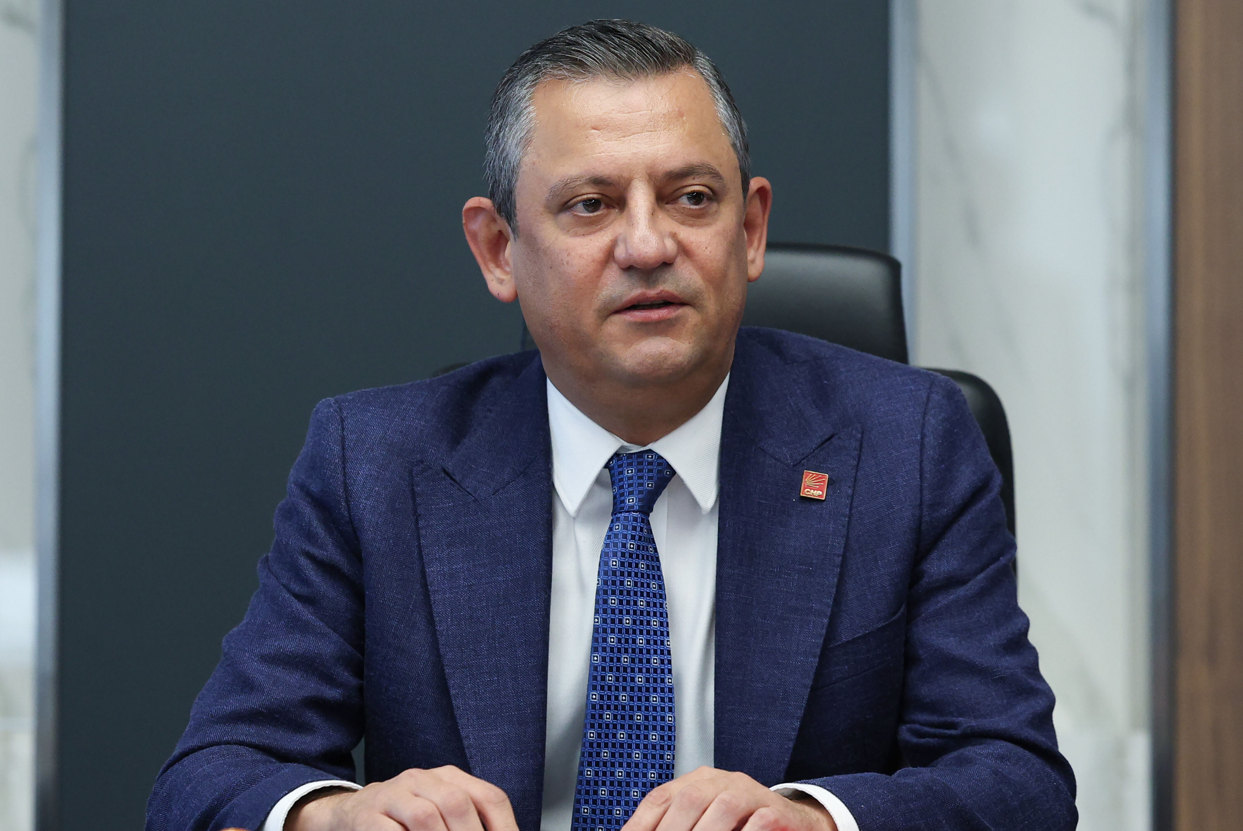 Erdoğan'ı ayakta karşılamışlardı! Özgür Özel'den eleştirilere  Erdoğan'ı ayakta karşılamışlardı! Özgür Özel'den eleştirilere