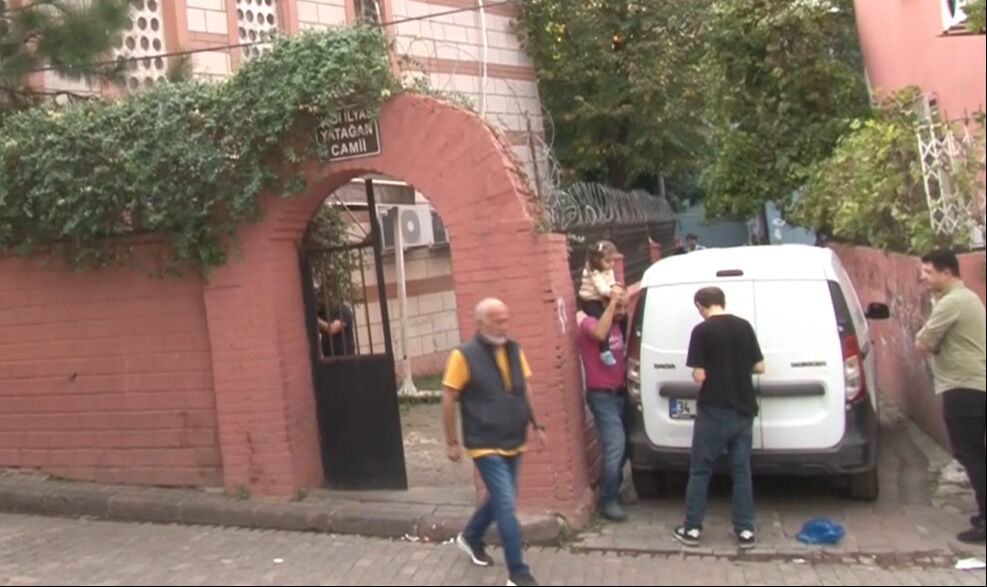 Fatih'teki bir cenaze töreninde akıllara durgunluk veren olay! Namaz beklenirken, tabuttan ses geldi Fatih'teki bir cenaze töreninde akıllara durgunluk veren olay! Namaz beklenirken, tabuttan ses geldi - 1. Resim