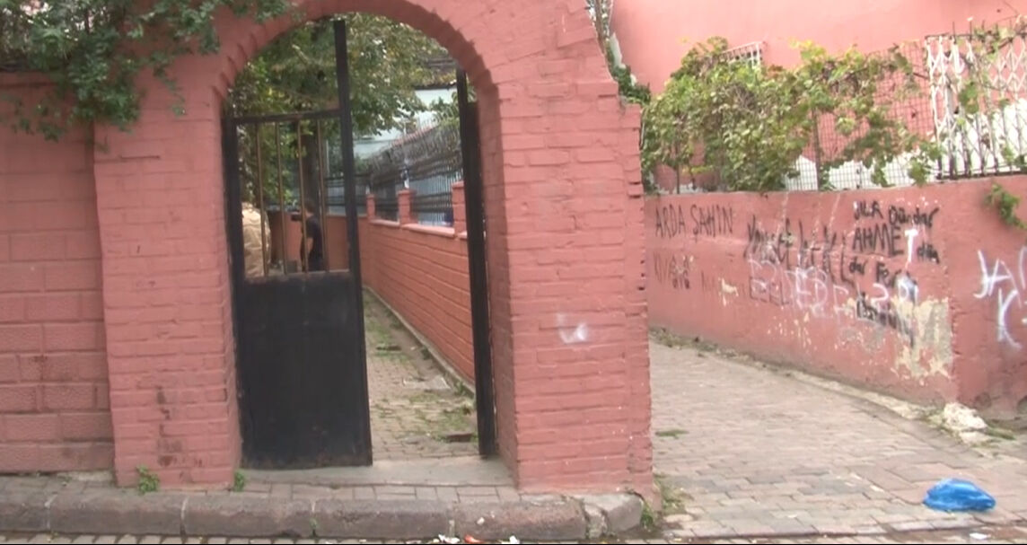 Fatih'teki bir cenaze töreninde akıllara durgunluk veren olay! Namaz beklenirken, tabuttan ses geldi Fatih'teki bir cenaze töreninde akıllara durgunluk veren olay! Namaz beklenirken, tabuttan ses geldi - 2. Resim