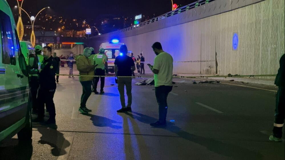 Gaziantep'te feci kaza! Refüje çarpan araçtan fırladılar, ölü ve yaralılar var Gaziantep'te feci kaza! Refüje çarpan araçtan fırladılar, ölü ve yaralılar var - 2. Resim