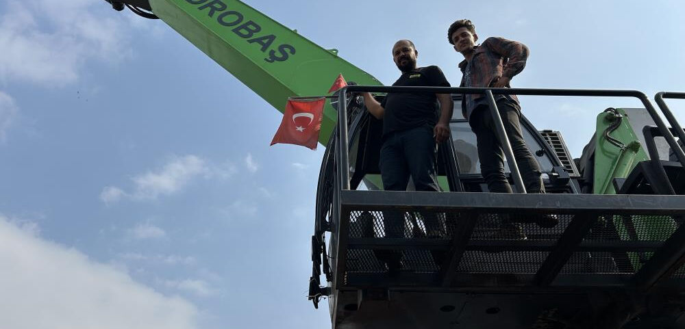 Hatay'daki hurda yığınında gördüğü Türk bayrağını çıkaran Emir Kurt gönülleri fethetti - 1. Resim