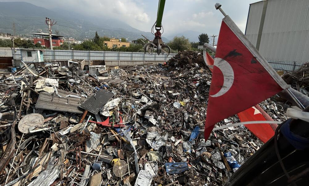 Hatay'daki hurda yığınında gördüğü Türk bayrağını çıkaran Emir Kurt gönülleri fethetti - 4. Resim