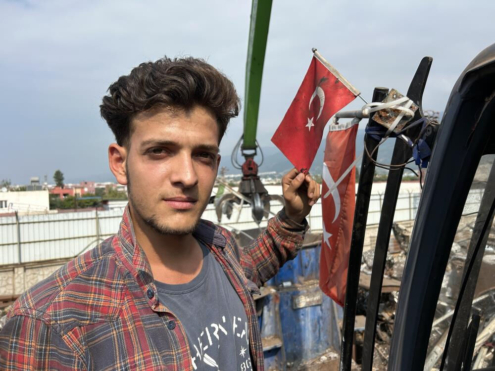 Hatay'daki hurda yığınında gördüğü Türk bayrağını çıkaran Emir Kurt gönülleri fethetti - 2. Resim