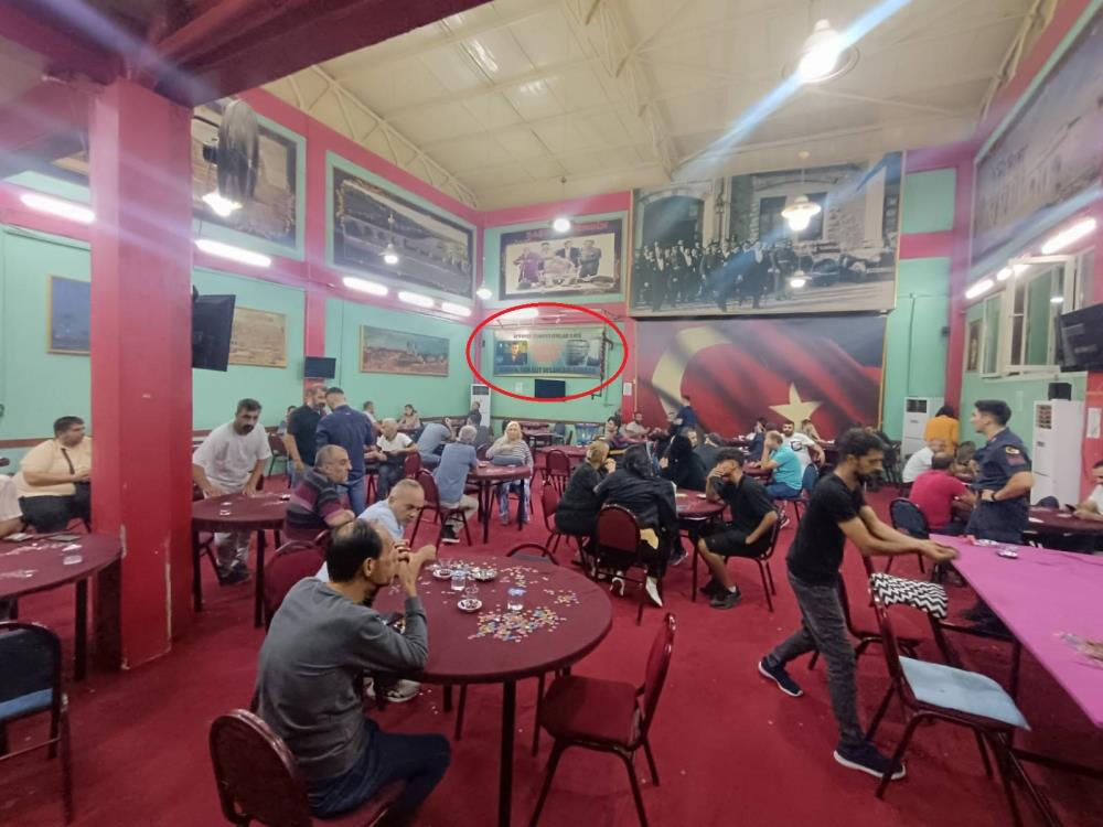 İzmir'deki Kolpaçino kumarhanesine baskın! Duvardaki poster 'pes artık' dedirtti - 1. Resim