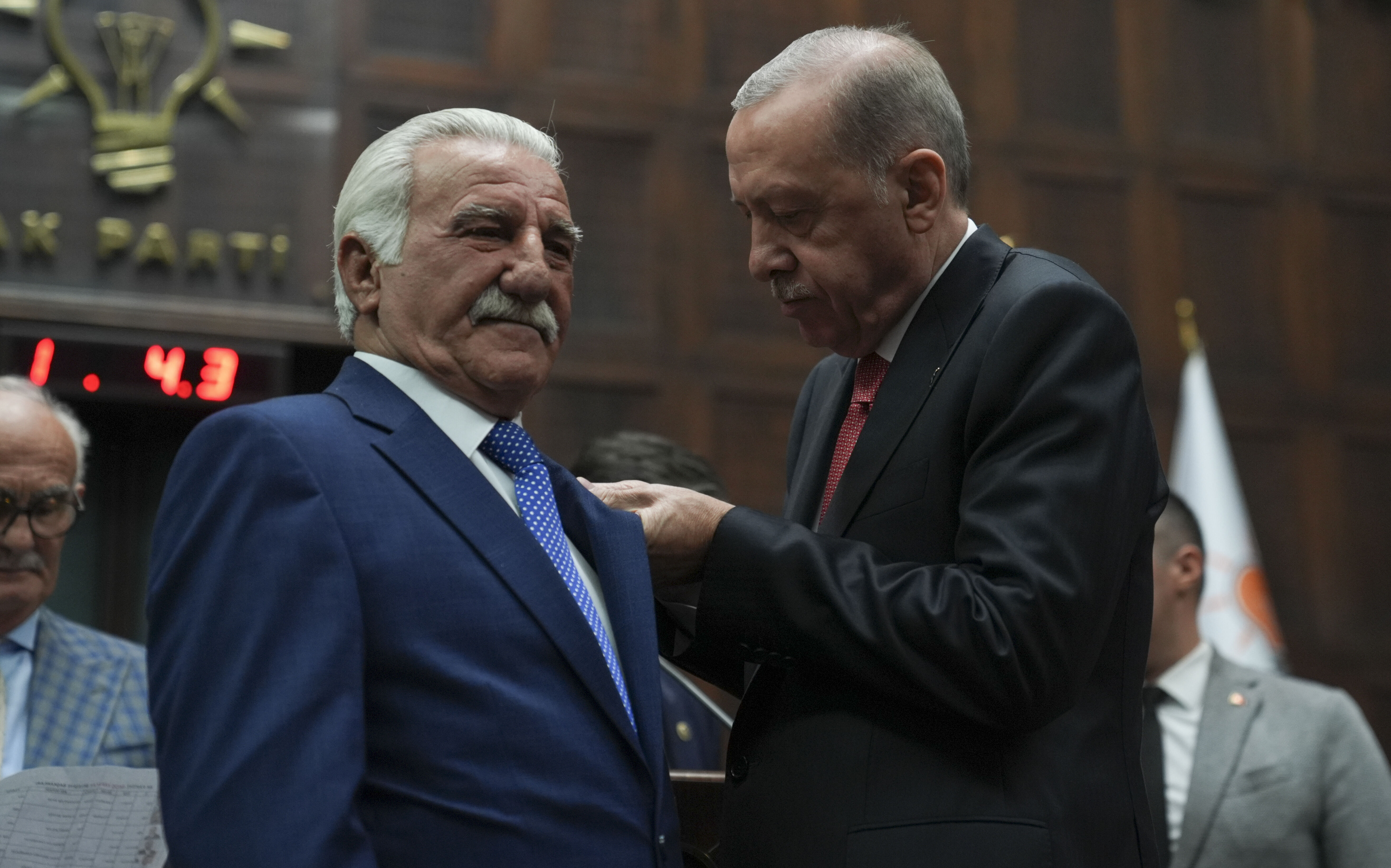 Rozetlerini Erdoğan taktı! 8'i aynı partiden 13 başkan AK Parti'ye geçti Rozetlerini Erdoğan taktı! 8'i aynı partiden 13 başkan AK Parti'ye geçti - 2. Resim