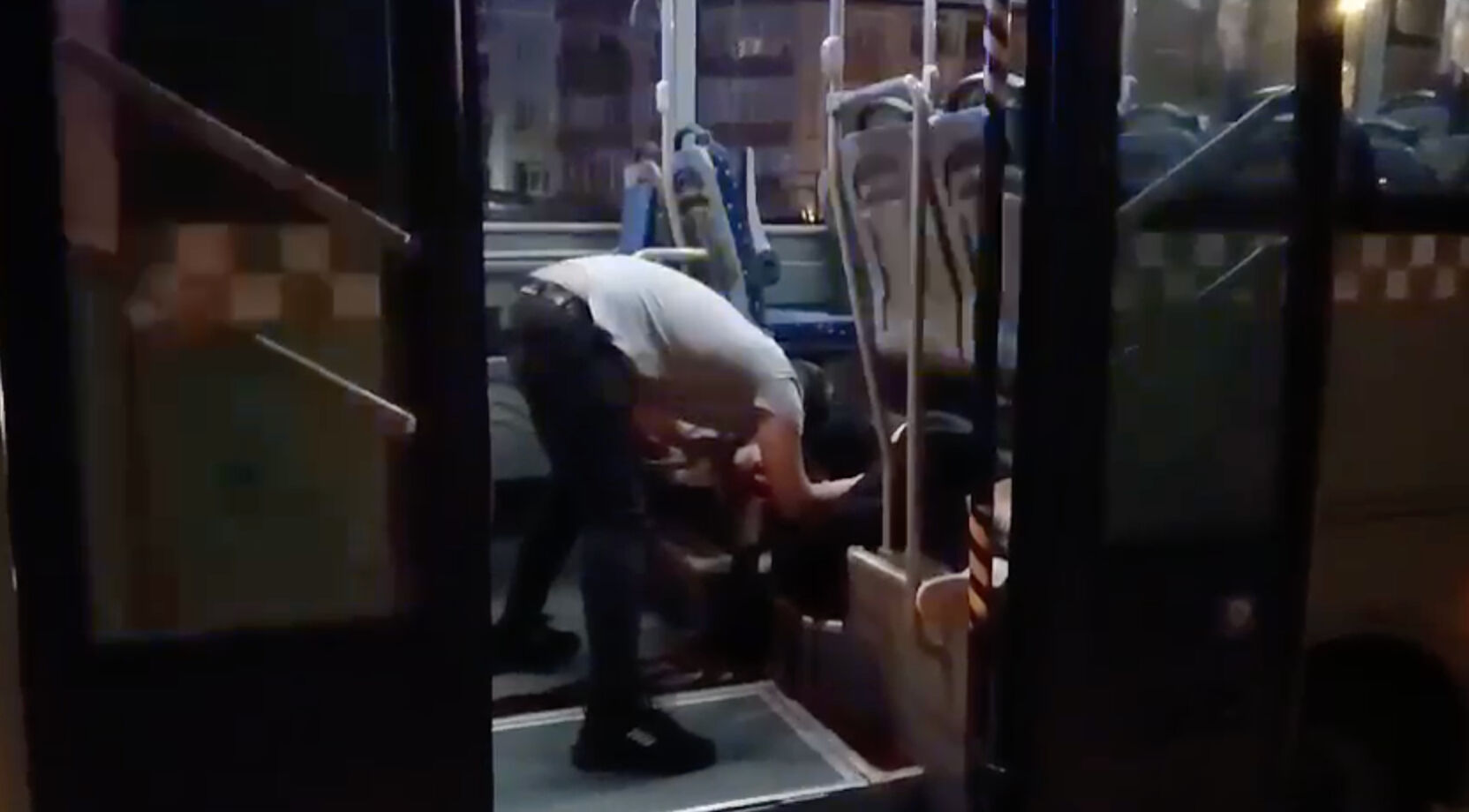 Yolcuların gözü önünde dehşet! Kocaeli'deki cinayet kamerada Yolcuların gözü önünde dehşet! Kocaeli'deki cinayet kamerada - 2. Resim