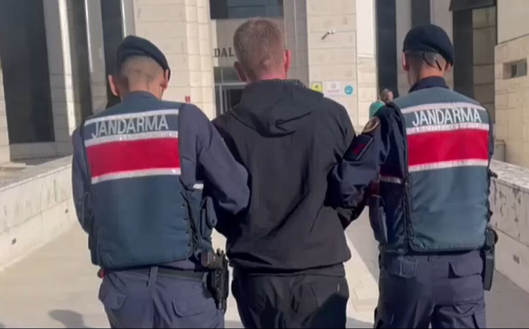 12 yıl kesinleşmiş hapis cezası vardı! Kordon sefası yaparken yakalandı 12 yıl kesinleşmiş hapis cezası vardı! Kordon sefası yaparken yakalandı - 1. Resim