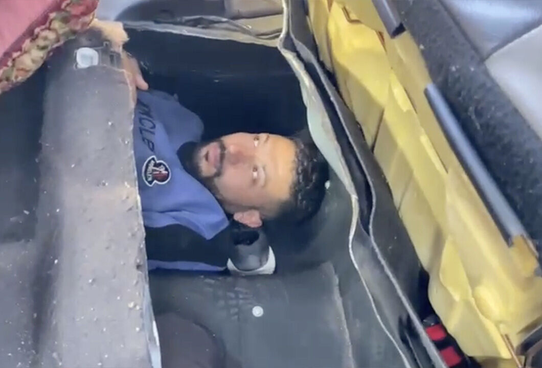 Arabadaki gizli bölme son anda fark edildi... Ekiplerle göz göze geldiler! Edirne'de göçmenler böyle yakalandı - 1. Resim