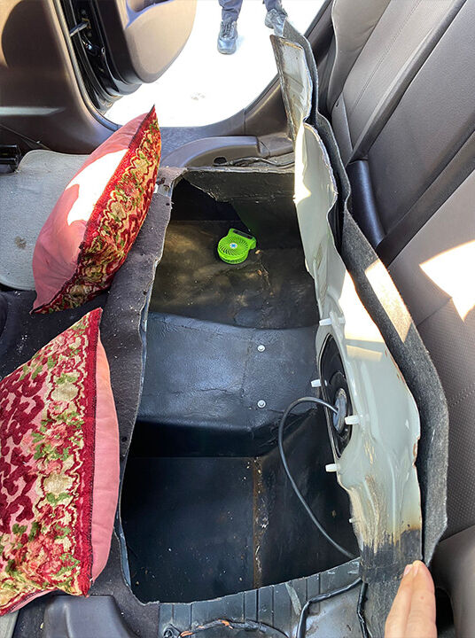 Arabadaki gizli bölme son anda fark edildi... Ekiplerle göz göze geldiler! Edirne'de göçmenler böyle yakalandı - 2. Resim