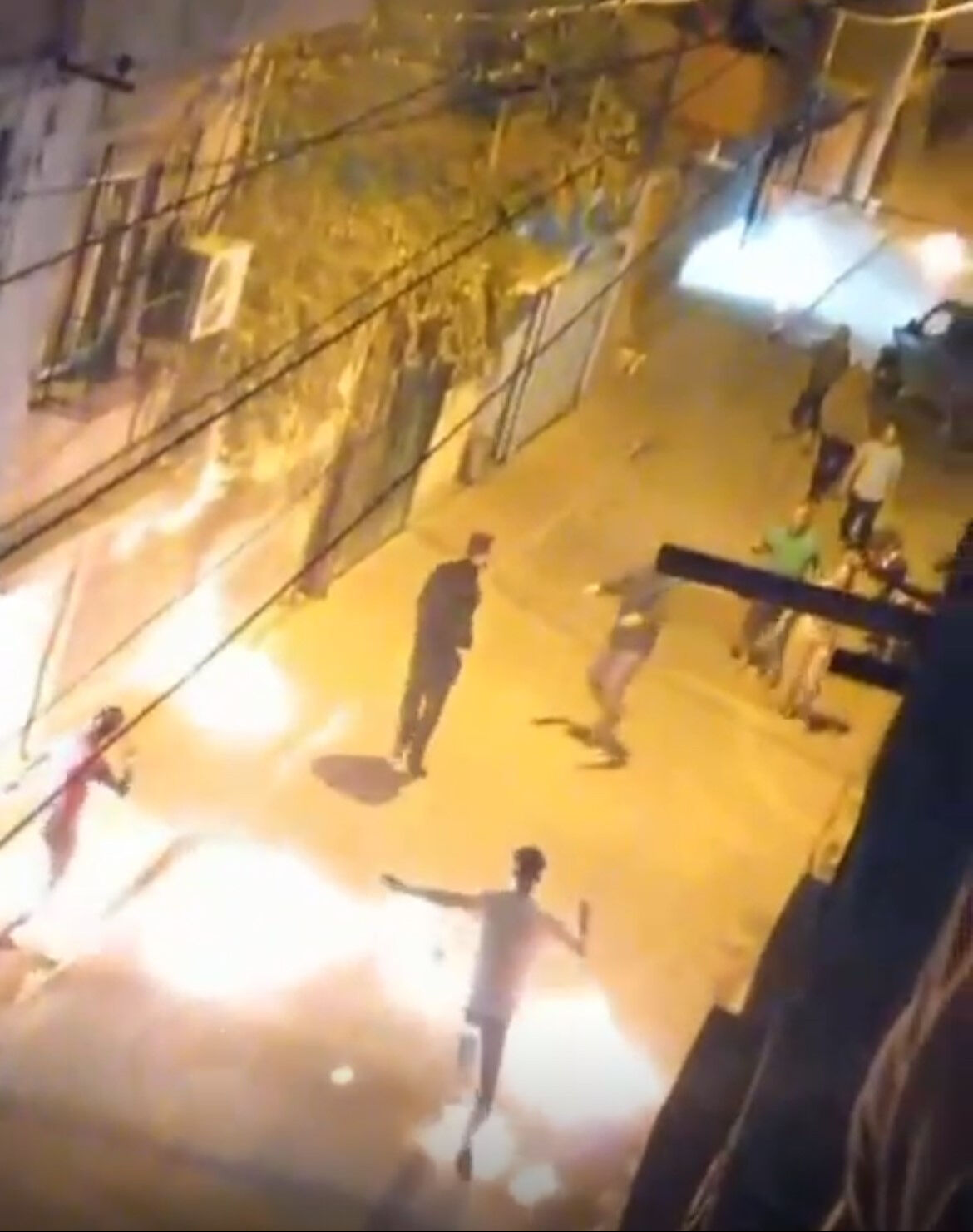 Baba evine kaçan karısına molotof attı! Adana'da dehşet anları - 1. Resim