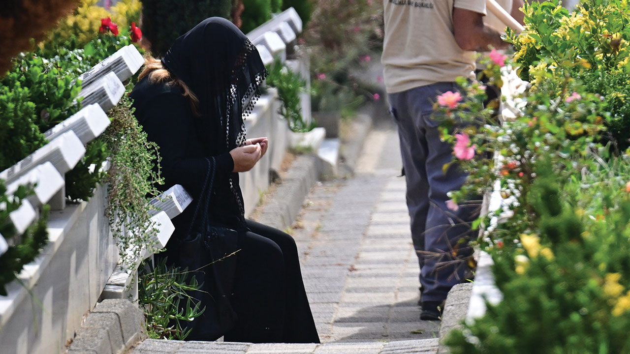 Cem Garipoğlu'nun cenazesi yeniden Karacaahmet Mezarlığı'na defnedildi! Mezar başında dikkat çeken isim - 6. Resim