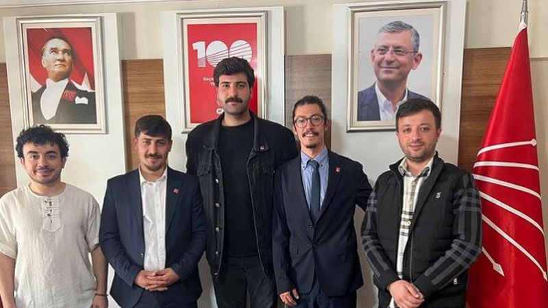 CHP çocukları LGBT’li bir sapkına teslim etti CHP çocukları LGBT’li bir sapkına teslim etti - 1. Resim