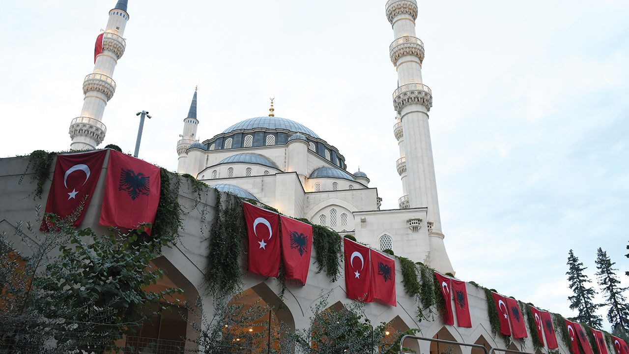 Cumhurbaşkanı Erdoğan'ın gittiği Arnavutluk sokakları Türk bayraklarıyla donatıldı Cumhurbaşkanı Erdoğan'ın gittiği Arnavutluk sokakları Türk bayraklarıyla donatıldı - 3. Resim