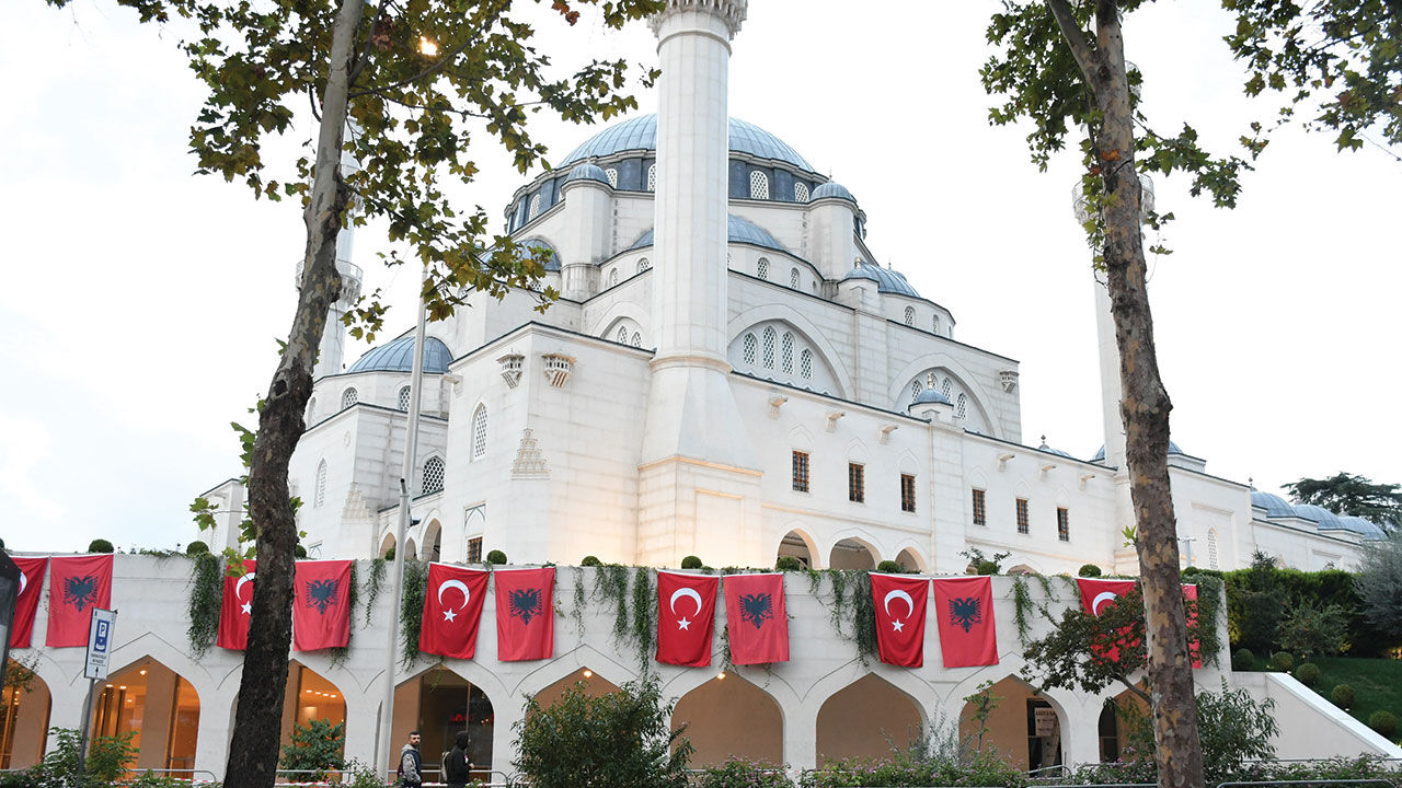 Cumhurbaşkanı Erdoğan'ın gittiği Arnavutluk sokakları Türk bayraklarıyla donatıldı Cumhurbaşkanı Erdoğan'ın gittiği Arnavutluk sokakları Türk bayraklarıyla donatıldı - 1. Resim