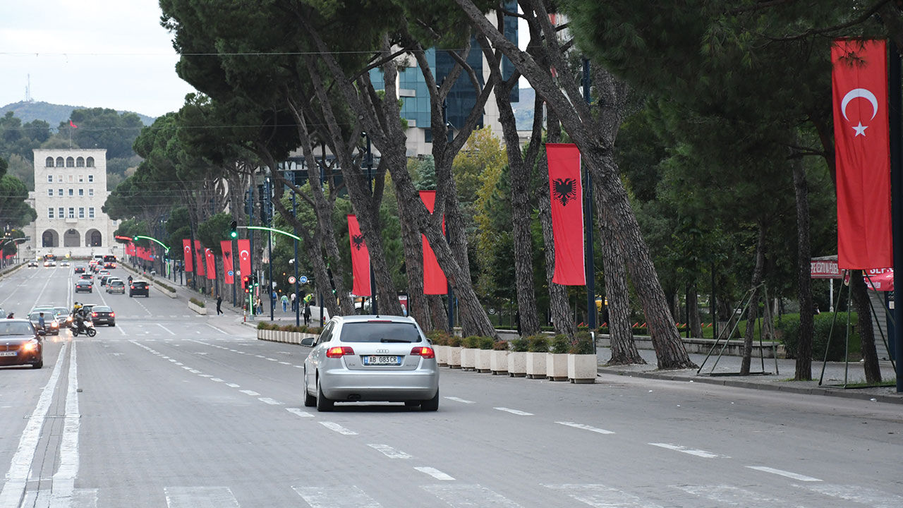 Cumhurbaşkanı Erdoğan'ın gittiği Arnavutluk sokakları Türk bayraklarıyla donatıldı Cumhurbaşkanı Erdoğan'ın gittiği Arnavutluk sokakları Türk bayraklarıyla donatıldı - 2. Resim