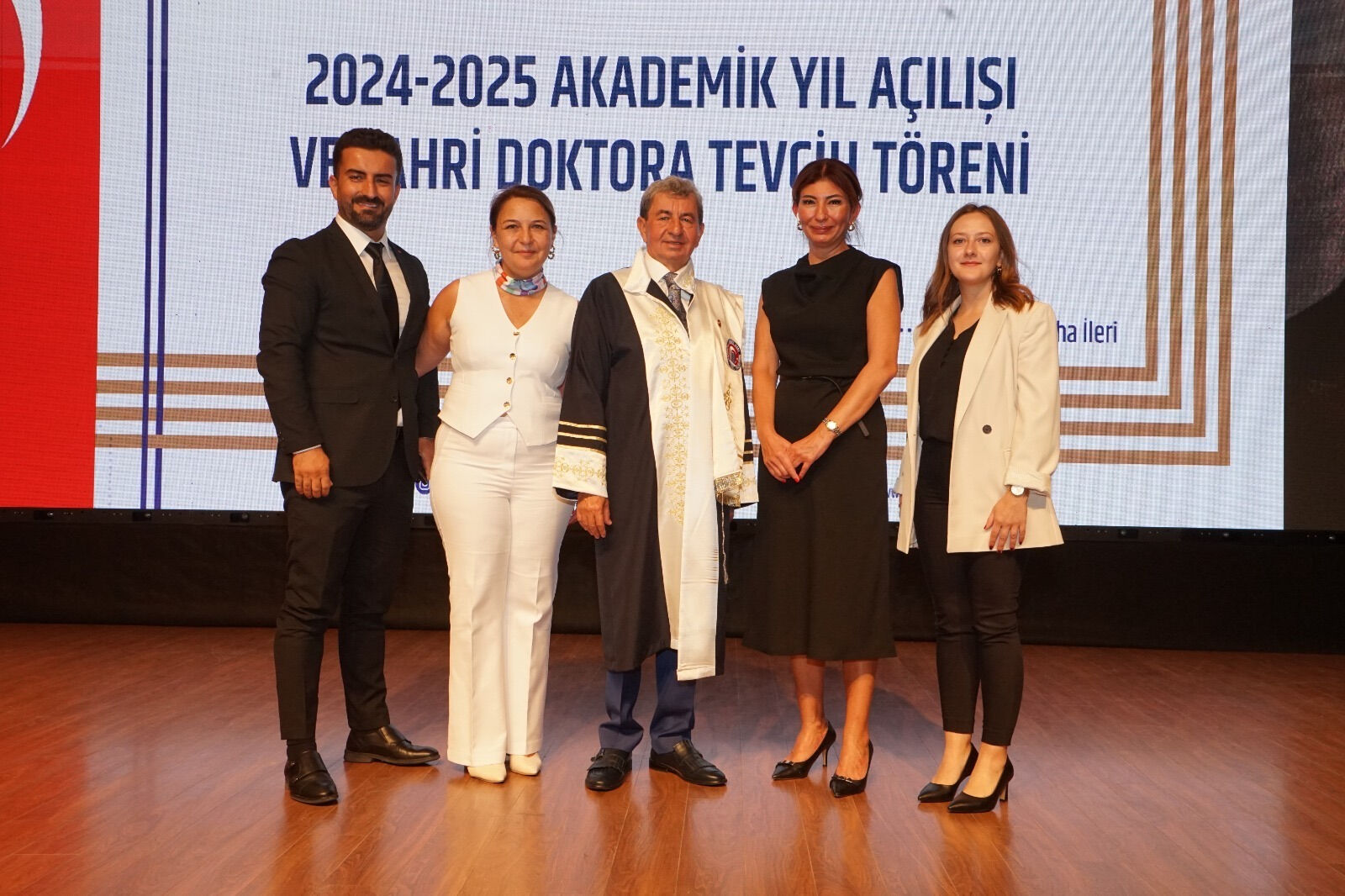 Doğanlar Holding Yönetim Kurulu Başkanı Davut Doğan'a Çanakkale Onsekiz Mart Üniversitesi'nden 'fahri doktora' unvanı Doğanlar Holding Yönetim Kurulu Başkanı Davut Doğan'a Çanakkale Onsekiz Mart Üniversitesi'nden 'fahri doktora' unvanı - 2. Resim