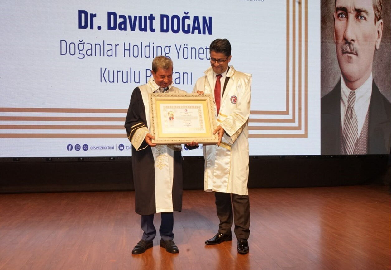 Doğanlar Holding Yönetim Kurulu Başkanı Davut Doğan'a Çanakkale Onsekiz Mart Üniversitesi'nden 'fahri doktora' unvanı Doğanlar Holding Yönetim Kurulu Başkanı Davut Doğan'a Çanakkale Onsekiz Mart Üniversitesi'nden 'fahri doktora' unvanı - 1. Resim