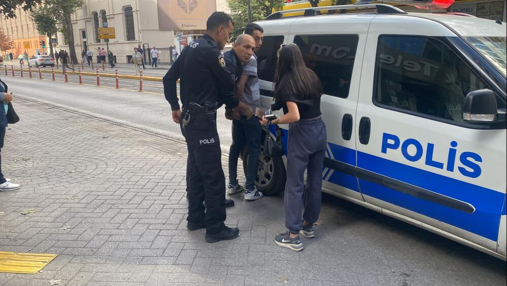 Eskişehir'de kocası gözaltına alınan kadın sinir krizi geçirdi! Önce polise sonra vatandaşa bağırdı - 1. Resim