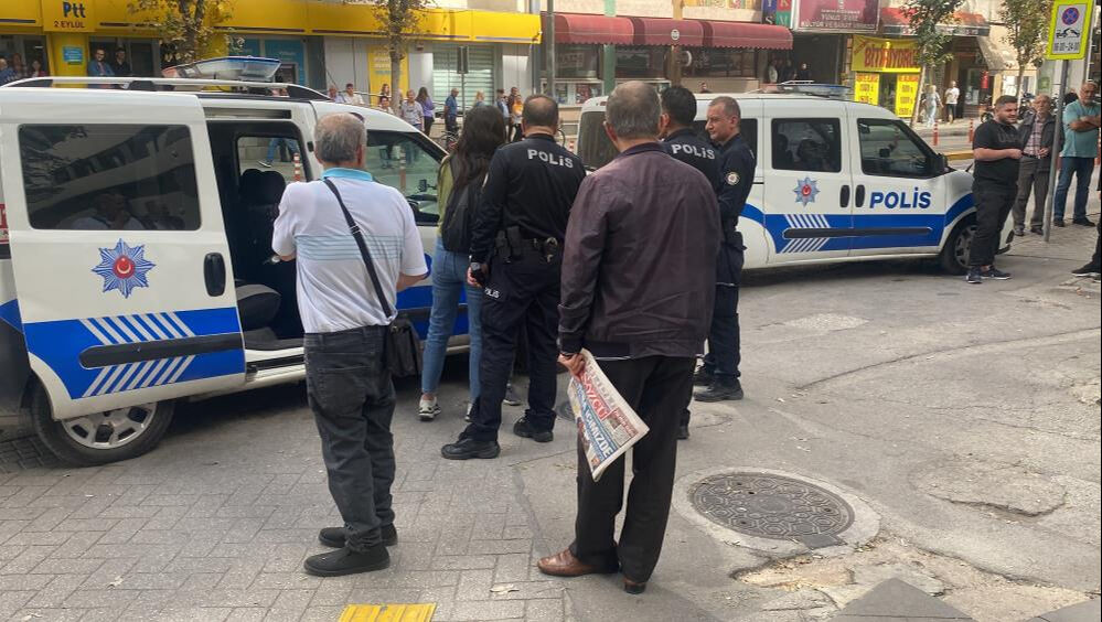 Eskişehir'de kocası gözaltına alınan kadın sinir krizi geçirdi! Önce polise sonra vatandaşa bağırdı - 4. Resim