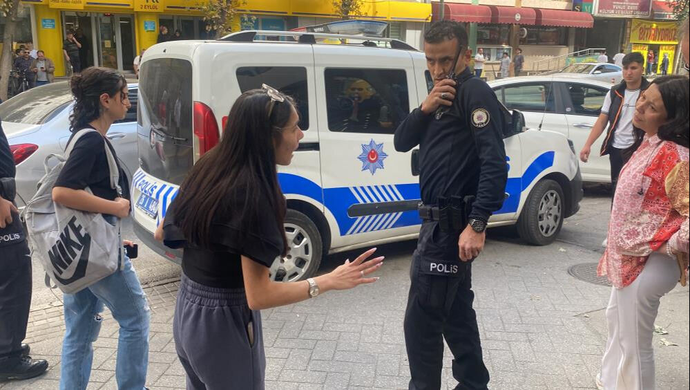 Eskişehir'de kocası gözaltına alınan kadın sinir krizi geçirdi! Önce polise sonra vatandaşa bağırdı - 3. Resim