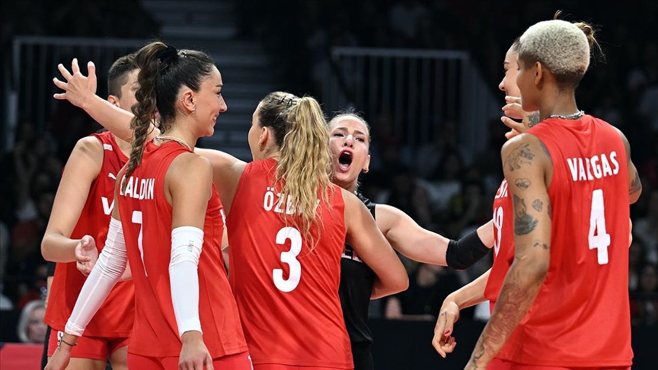 Filenin Sultanları Türkiye Kadın Millî Voleybol Takımı Olimpiyat elemeleri B grubunu lider ve namağlup tamamladı Filenin Sultanları Türkiye Kadın Millî Voleybol Takımı Olimpiyat elemeleri B grubunu lider ve namağlup tamamladı